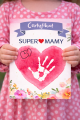 Certyfikat SUPER♥MAMIE w rękach dziecka.png