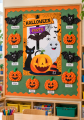 Halloweenowa tablica z dziecięcymi pracami.png