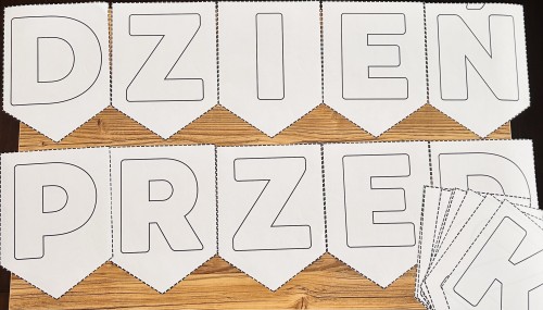 ZESTAW 93. Napis Dzień przedszkolaka każda litera na oddzielnej kartce do kolorowania przez dzieci. Pomoce wydrukowane gotowe do wysyłki.